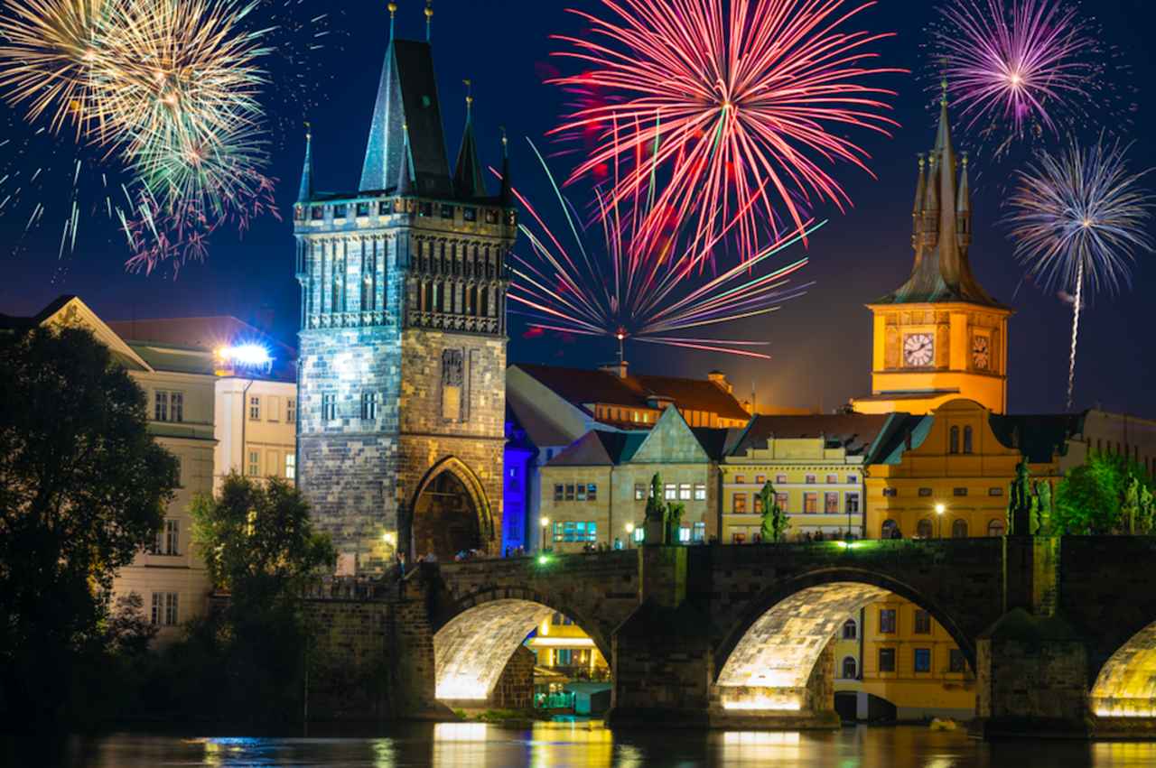Silvester in Prague Karlsbrücke mit Feuerwerk